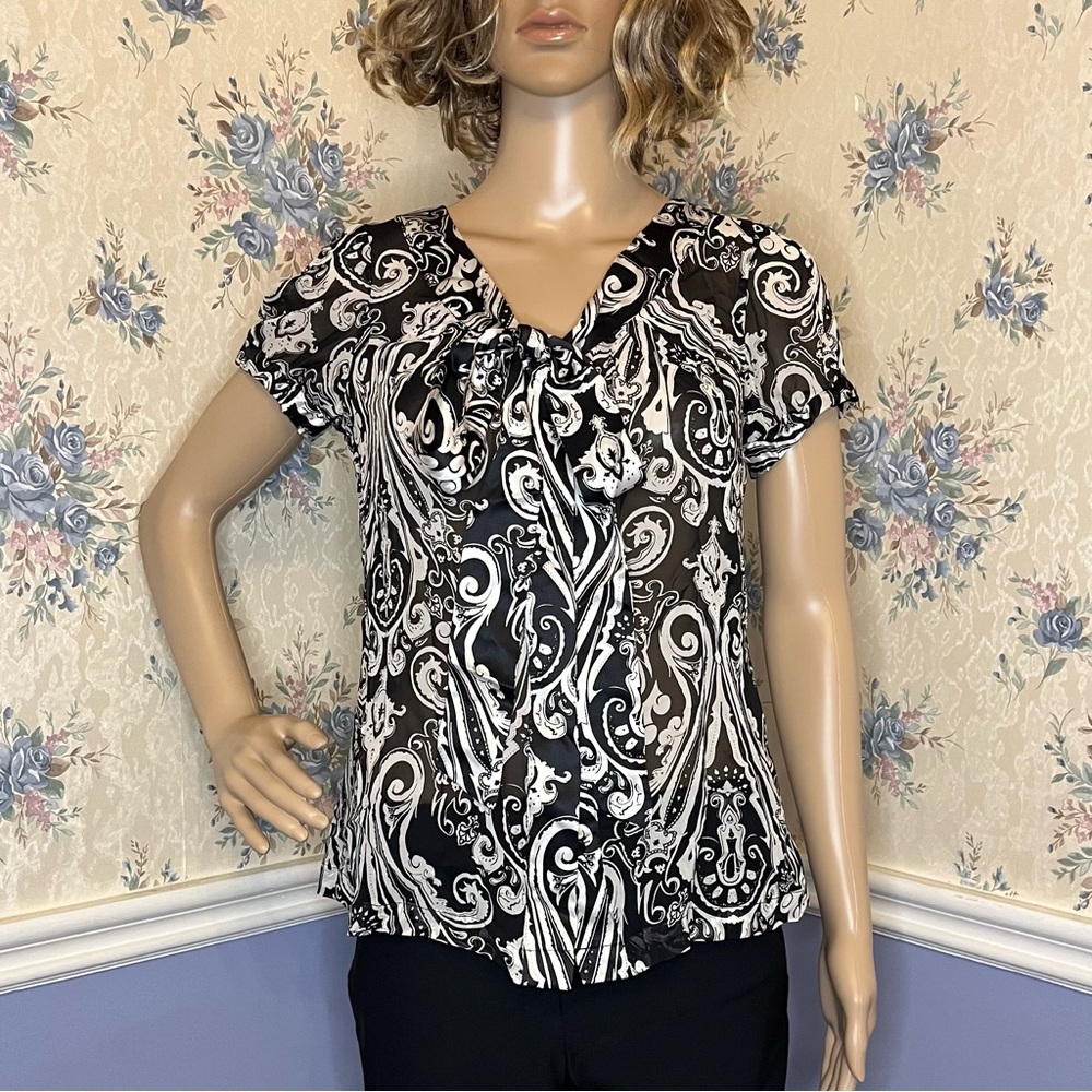 White House Black Market black & white Silk blouse w/tie front, size s